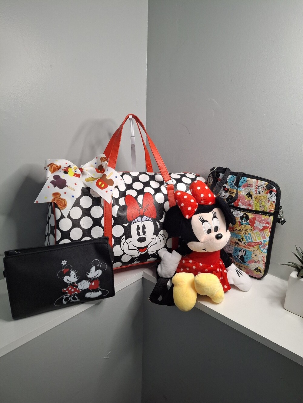 Disney Minnie Mouse 6 Piece Travel Bag Backpack Wristlet Bundle